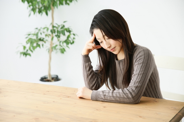 頭痛の辛い症状に悩む女性